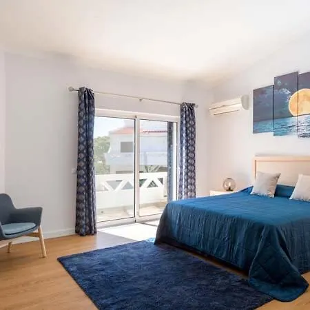 Sleeps 6 With Air Con And Wifi アパート